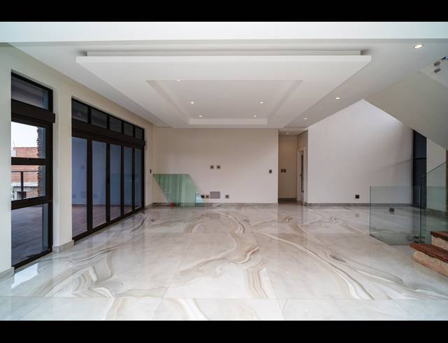 6 BEDROOM HOUSE FOR SALE IN IZINGA ESTATE